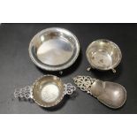 A HALLMARKED SILVER TEA STRAINER TOGETHER WITH A HALLMARKED SILVER DISH , HALLMARKED SILVER FOOTED