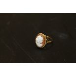 A HALLMARKED 9CT GOLD CAMEO RING APPROX 2G