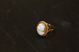A HALLMARKED 9CT GOLD CAMEO RING APPROX 2G