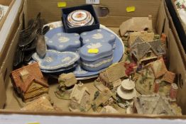A TRAY OF ASSORTED CERAMICS TO INCLUDE WEDGWOOD BLUE JASPERWARE LILLIPUT LANE COTTAGES ETC