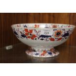 AN ANTIQUE ASHWORTH IMARI FOOTED BOWL