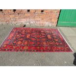 A VINTAGE EASTERN HAND KNOTTED WOOLLEN RUG APPROX 203 CM X 135 CM