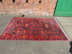A VINTAGE EASTERN HAND KNOTTED WOOLLEN RUG APPROX 203 CM X 135 CM