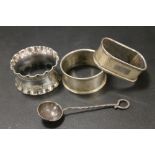 TWO HALLMARKED SILVER NAPKIN RINGS TOGETHER WITH A PLATED EXAMPLE AND A SPOON (4)