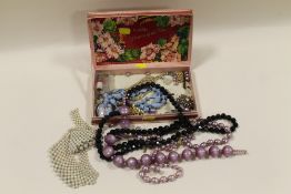 A SMALL BOX OF ASSORTED COSTUME JEWELLERY