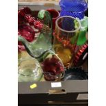 A TRAY OF ASSORTED STUDIO AND COLOURED GLASS WARE