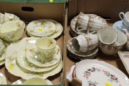A TRAY OF CROWN STAFFORDSHIRE DAFFODIL PATTERN TEA WARE TOGETHER WITH A TRAY OF ASSORTED CERAMICS