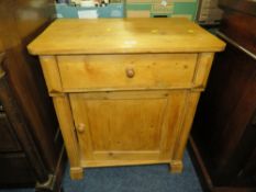 AN OLD PINE SMALL CABINET WITH LIFT-UP LID W-68 CM