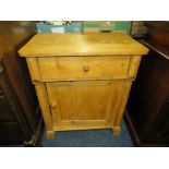 AN OLD PINE SMALL CABINET WITH LIFT-UP LID W-68 CM