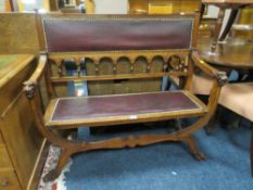 AN UNUSUAL VINTAGE OAK ARTS AND CRAFTS STYLE BENCH SEAT WITH MASK HEAD CARVED DETAIL W-112 CM