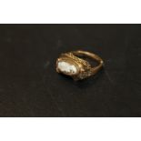 A HALLMARKED 9CT GOLD CAMEO RING 6.4 G