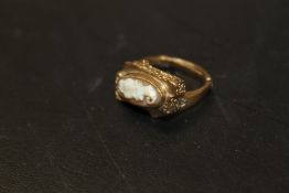 A HALLMARKED 9CT GOLD CAMEO RING 6.4 G