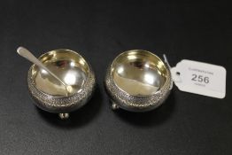 A PAIR OF HALLMARKED SILVER SALT DISHES WITH A SPOON