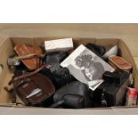 A TRAY OF VINTAGE CAMERAS AND PHOTOGRAPHIC EQUIPMENT