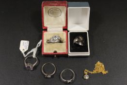 A COLLECTION OF 5 SILVER AND UNMARKED DRESS RINGS TOGETHER WITH A PENDANT (6)