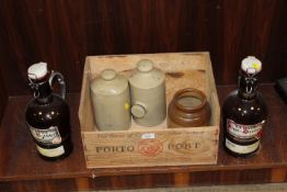 A VINTAGE WOODEN PORT CASE CONTAINING TWO LARGE VINTAGE CONTINENTAL BEER BOTTLES, STONE WARE VASE