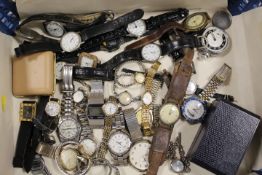 A TRAY OF ASSORTED WRIST WATCHES TO INCLUDE A TRENCH WATCH STYLE EXAMPLE