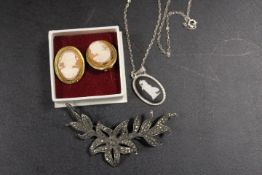 A SILVER MOUNTED WEDGWOOD NECKLACES, LARGE SILVER MARCASITE BROOCH & SILVER GILT CAMEO EARRINGS