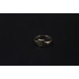 A SMALL 9CT GOLD SIGNET RING APPROX 0.9G