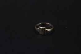 A SMALL 9CT GOLD SIGNET RING APPROX 0.9G