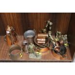 A QUANTITY OF COOPER AND BRASS WARE TO INCLUDE BLACKSMITHS FIGURES