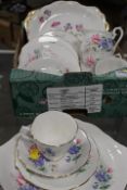 A SMALL BOX OF ROYAL ALBERT 'SWEET PEA' TEAWARE ETC TO INCLUDE ASSORTED CAKE PLATES