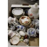 A TRAY OF ASSORTED CERAMICS TO INCLUDE ROYAL ALBERT DIMITY ROSE