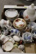 A TRAY OF ASSORTED CERAMICS TO INCLUDE ROYAL ALBERT DIMITY ROSE