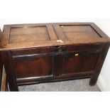 AN ANTIQUE OAK PANELLED COFFER W-96 CM