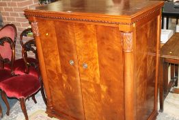 A LARGE MODERN MAHOGANY MEDIA CABINET WITH DRAWER ON THE INSIDE