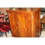 A LARGE MODERN MAHOGANY MEDIA CABINET WITH DRAWER ON THE INSIDE