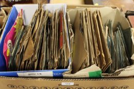 A TRAY OF VINTAGE 78 LP RECORDS AND 7 INCH SINGLE RECORDS