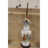 AN ORIENTAL PATTERNED PORCELAIN LAMP BASE ON WOODEN STAND, WITH BRASS AND COPPER FITTINGS