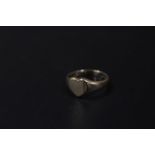 A HALLMARKED 9 CARAT GOLD HEART SHAPE RING APPROX 3.5G