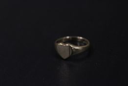 A HALLMARKED 9 CARAT GOLD HEART SHAPE RING APPROX 3.5G