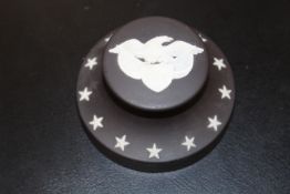 A WEDGWOOD BLACK JASPER WARE PAPERWEIGHT DECORATIVE WITH AN AMERICAN EAGLE AND STARS