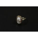 AN UNMARKED METAL CAMEO RING APPROX 2.2G