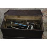 A VINTAGE CARPENTERS TOOL BOX AND TOOLS TO INCLUDE WOOD PLANES ETC