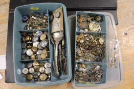 A VINTAGE JEWELLERY BOX CONTAINING VARIOUS COLLECTABLES