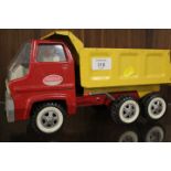 A VINTAGE TONKA TOYS TIN PLATE TRUCK