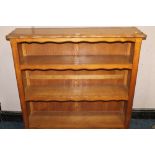 A FRENCH STYLE OAK OPEN BOOKCASE W-127 CM