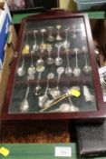 A TRAY OF ASSORTED FLATWARE TO INCLUDE TEA SPOON COLLECTORS DISPLAY AND CONTENTS