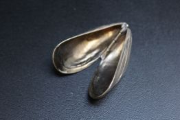 A MODERN HALLMARKED SILVER MUSSEL EATING PINCER IN THE FORM OF A SPRING HINGED MUSSEL SHELL,