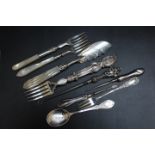 A COLLECTORS LOT OF HALLMARKED SILVER, to include mother of pearl handled butter knife by Hilliard &