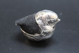 A MID SIZED HALLMARKED SILVER NOVELTY PIN CUSHION IN THE FORM OF A CHICK - CHESTER 1907, makers mark