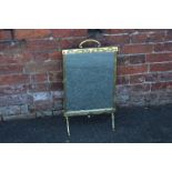 AN ARTS AND CRAFTS STYLE MIRRORED BRASS FIRE SCREEN, H 65 cm