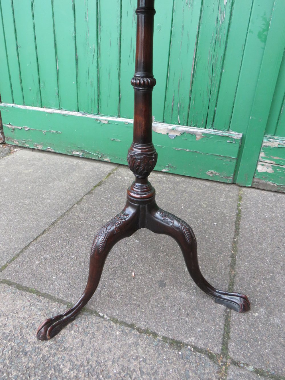 AN ANTIQUE MAHOGANY TRIPOD WINE TABLE, with carved detail to base - Image 3 of 6