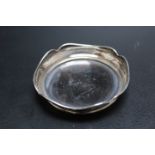A HALLMARKED SILVER RIMMED TORTOISESHELL PIN DISH BY SANDERS AND MACENZIE - BIRMINGHAM 1920, Dia 8