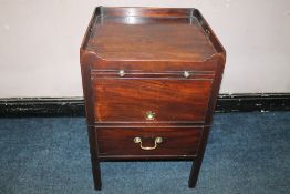 A 19TH CENTURY REGENCY MAHOGANY NIGHT CUPBOARD / COMMODE, with tray top