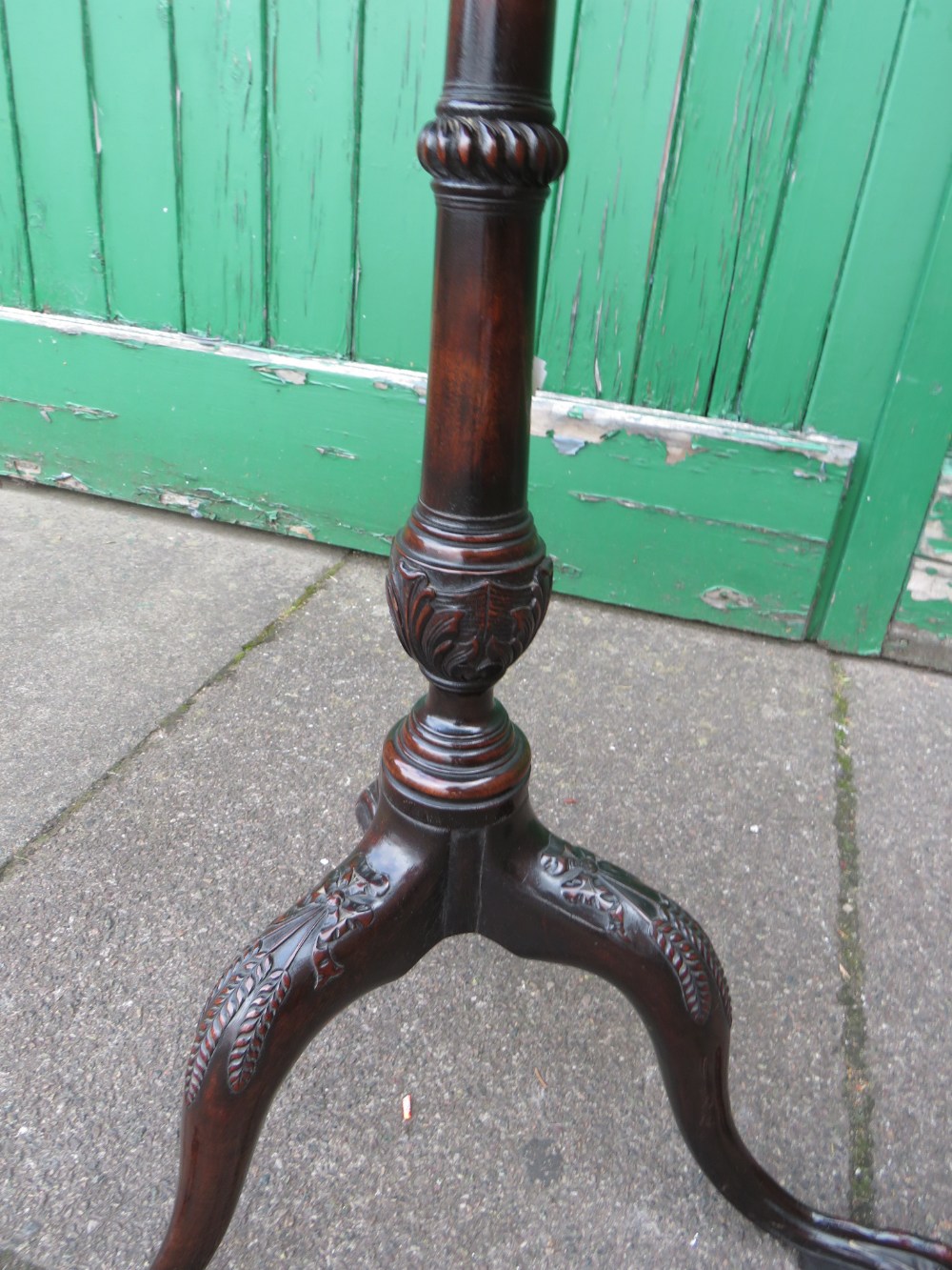 AN ANTIQUE MAHOGANY TRIPOD WINE TABLE, with carved detail to base - Image 4 of 6